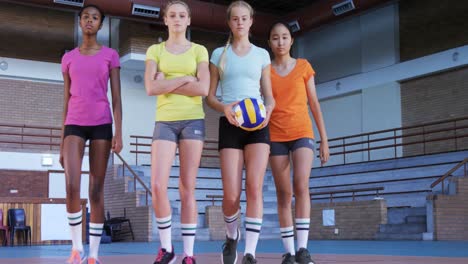 Spielerinnen-Stehen-Mit-Volleyball-Auf-Dem-Platz-4k