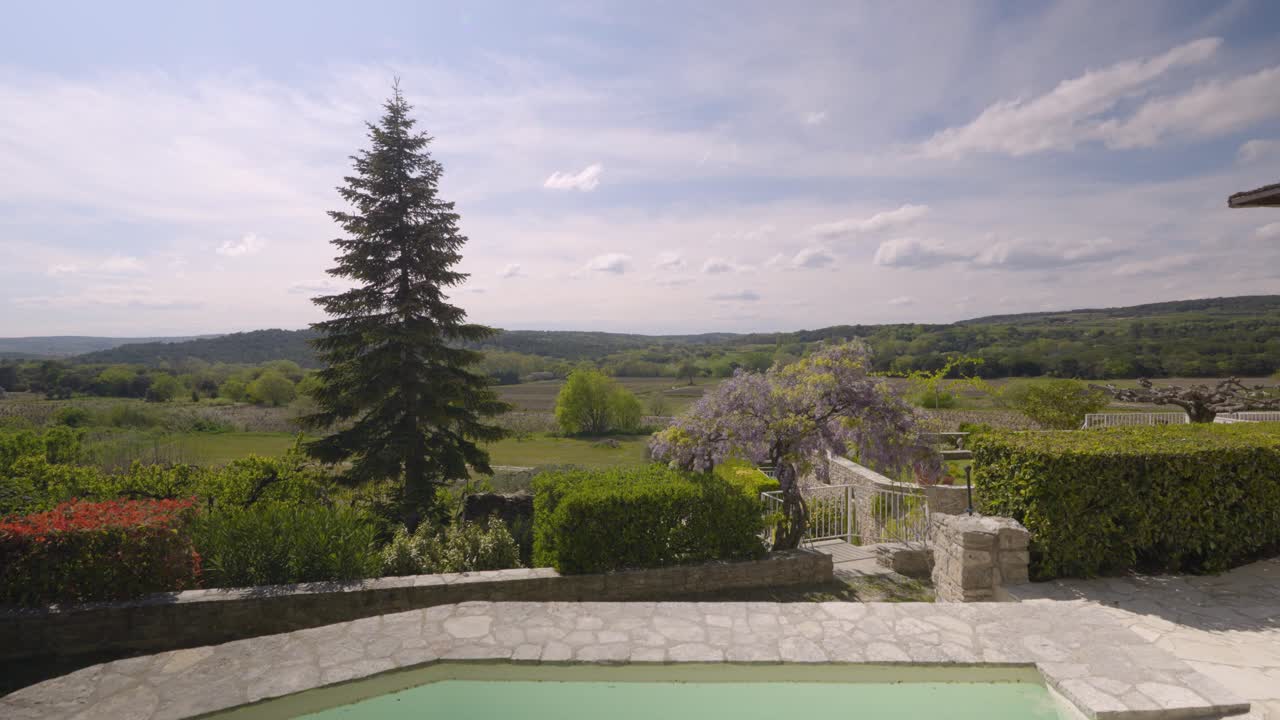 Langsam aufsteigende Aufnahme, die die französische Landschaft von einem kleinen privaten Pool aus enthüllt
