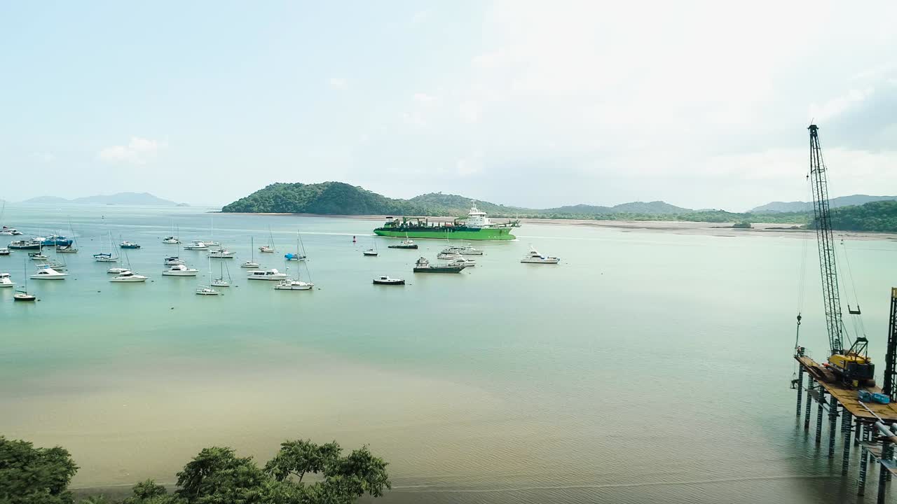 파나마 운하에 진입하는 대형 선박의 드론 영상