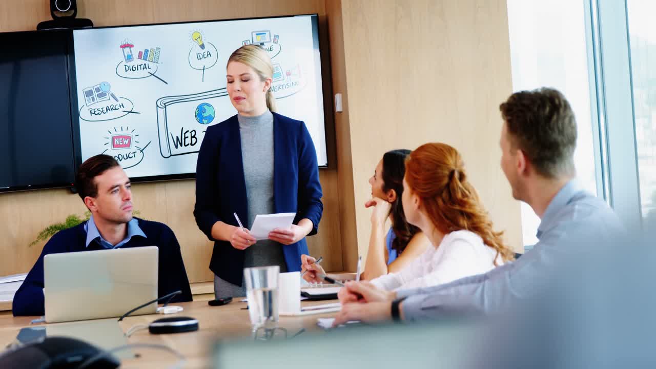 mujer ejecutiva haciendo una presentación