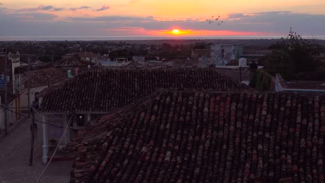 Ein-Schöner-Blick-Auf-Die-Malerische-Und-Charmante-Stadt-Trinidad-Kuba-Durch-Ein-Bullauge-Im-Kirchturm-1