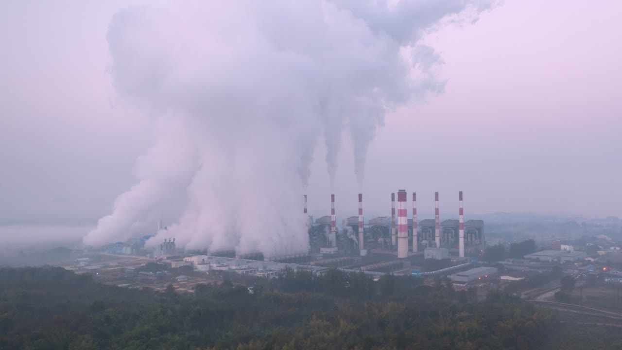bellissimo paesaggio centrale a carbone al mattino con nebbia.