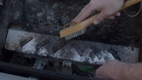 Barbacoa-Asquerosa-Que-Se-Limpia-Con-Un-Cepillo-De-Metal-A-Cámara-Lenta