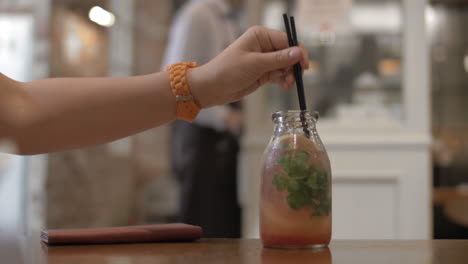 Tomar-Un-Refrescante-Cóctel-Helado-En-La-Cafetería.