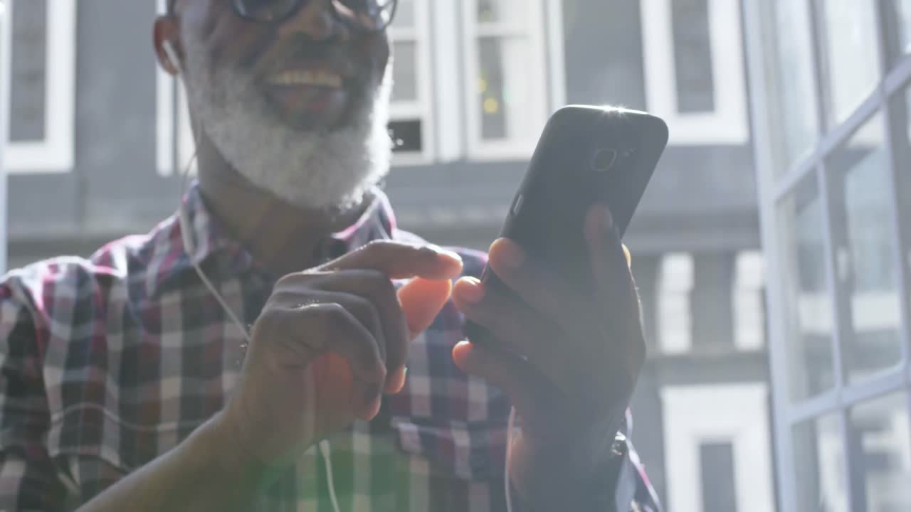 ejecutivo de alto nivel escuchando música en el teléfono móvil 4k