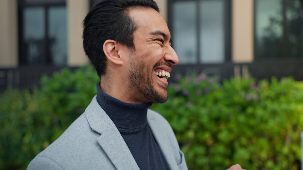 도시에서 미소 짓는 젊고 잘생긴 남자의 초상화