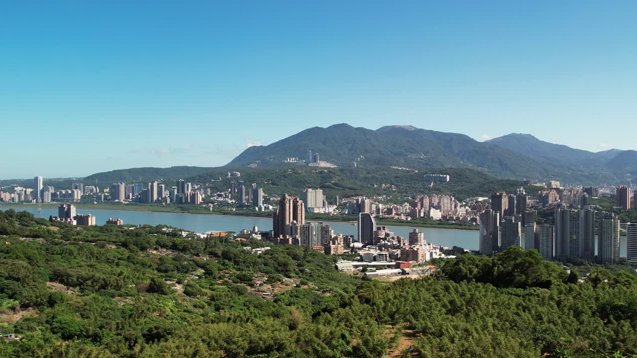 vista aérea de la ciudad de nueva taipei y el río tamsui, taiwán