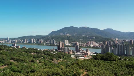 Luftaufnahme-Der-Stadt-New-Taipei-Und-Des-Flusses-Tamsui,-Taiwan
