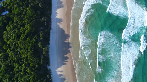 Vista-Panorámica-De-La-Costa-Australiana-Con-Olas-Rompiendo-Contra-La-Playa