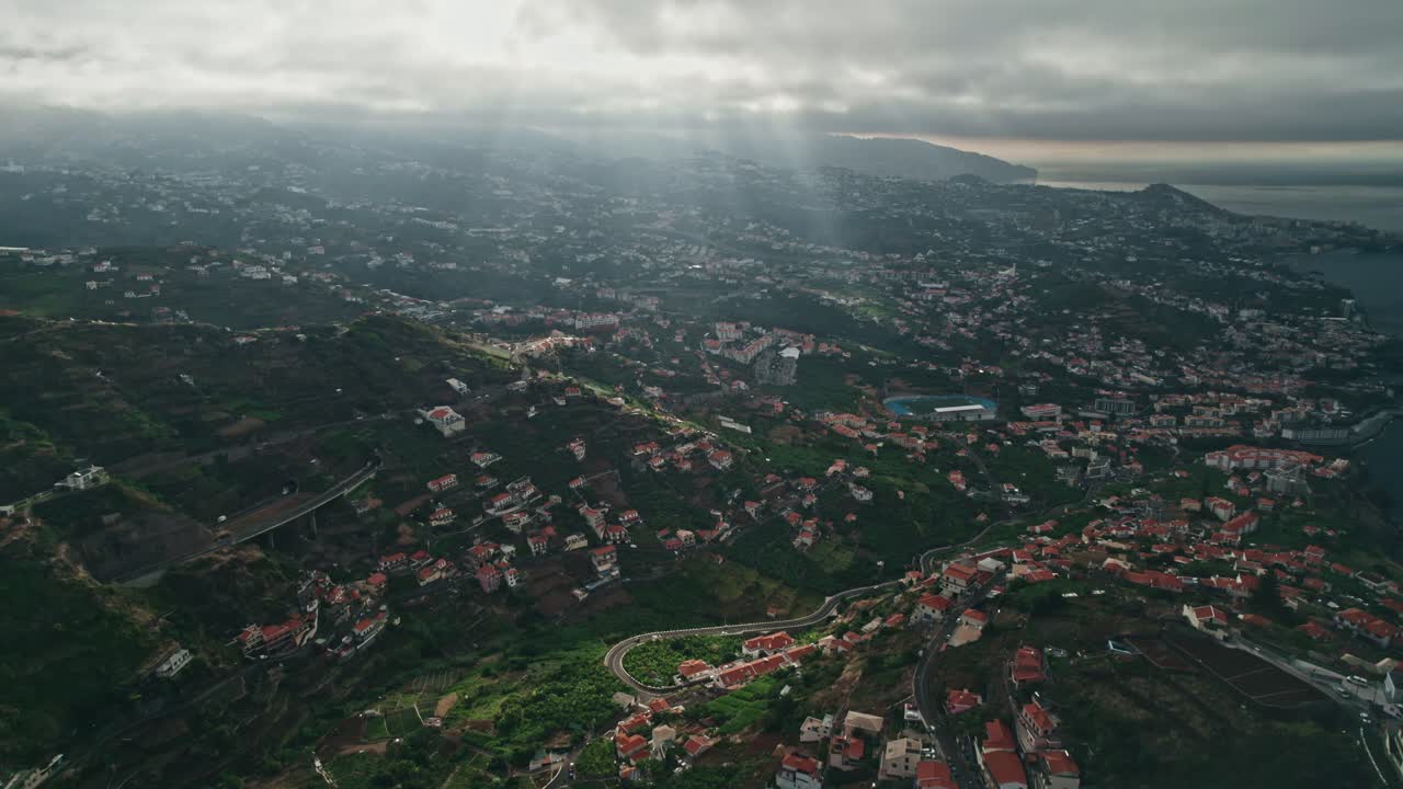 madeira, costa cerca de cabo girao, atmósfera mística, farolas, pueblos, ciudad