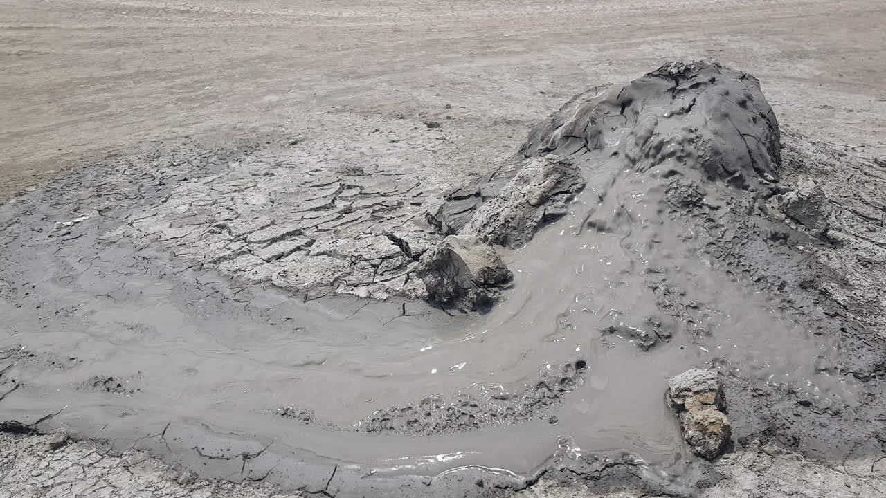 volcán de lodo en el parque nacional de gobustan, azerbaiyán, de cerca