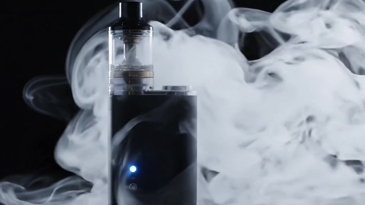 Ästhetische Nahaufnahme eines E-Zigaretten-Geräts inmitten leichter Dampfwolken, die die Essenz der modernen Vaping-Kultur in einer stilvollen Präsentation einfängt