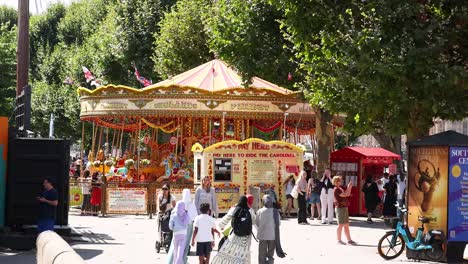 personas disfrutando de un carrusel en una feria de atracciones