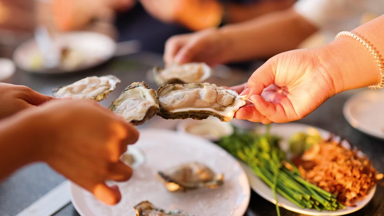 친구 들 이 태국 에서 함께 신선 한 오스트리를 즐기고 있다