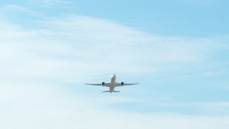 Un-Avión-Capturado-Desde-Su-Parte-Inferior-Mientras-Despega,-Revelando-Un-Cielo-Azul-Y-Nubes,-Aeropuerto-En-Tailandia.