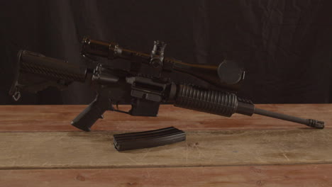 chariot de fusil ar-15 déchargé avec un magazine au premier plan