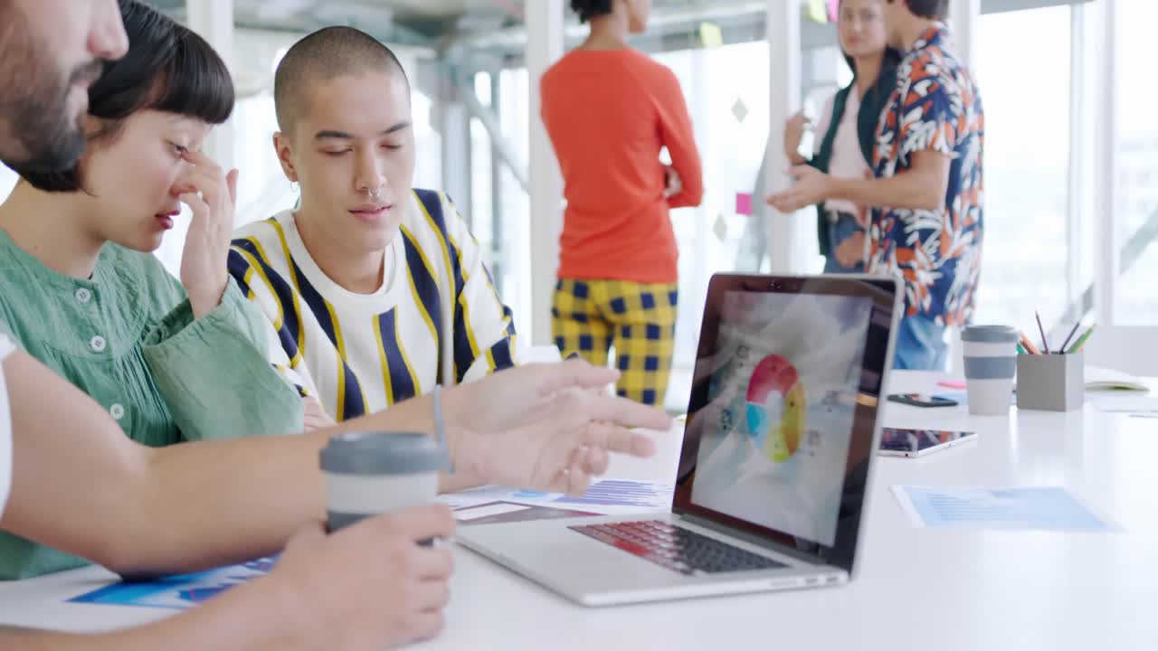 現代的なオフィスで働くクリエイティブ