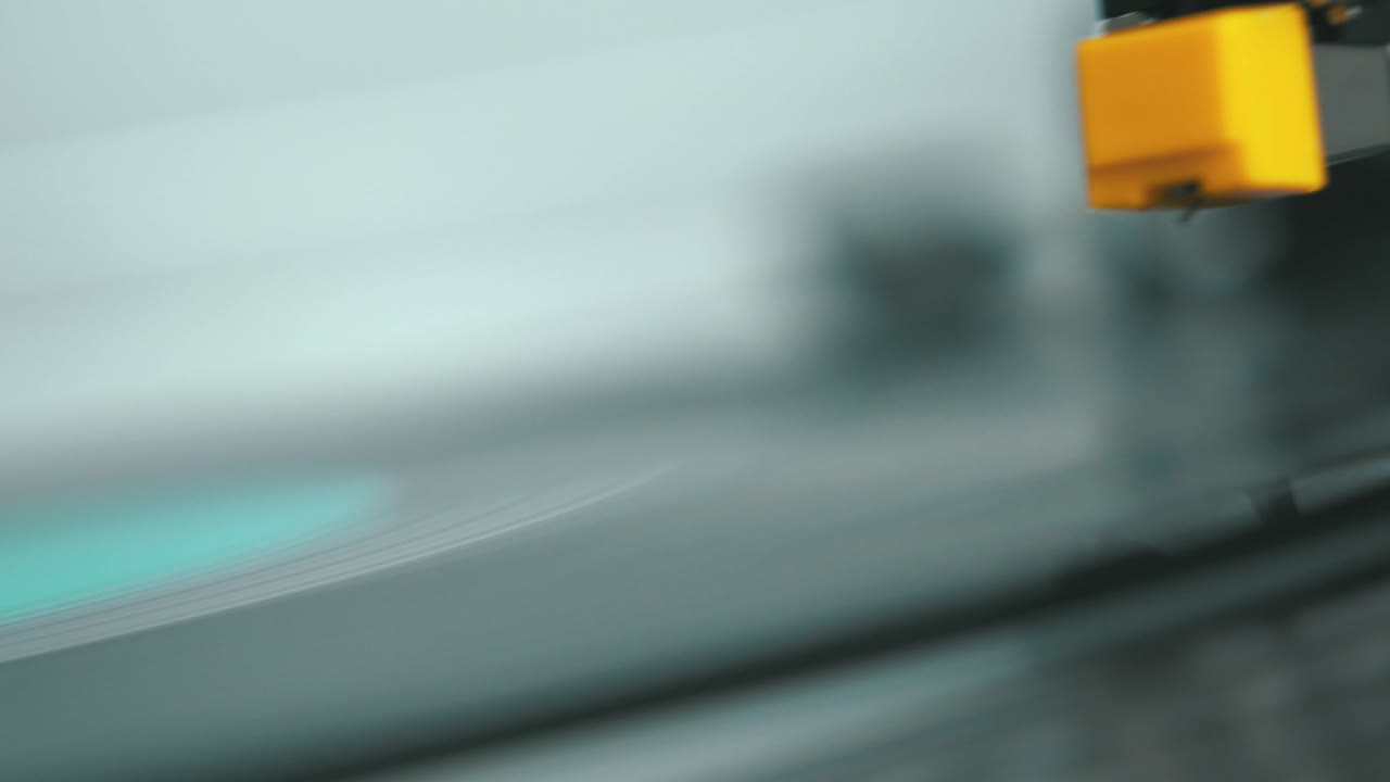 fragmento de un reproductor de discos de vinilo negro giratorio. deslizar la placa giratoria y el lápiz con una mesa giratoria de aguja de primer plano