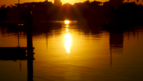 Reflexion-Des-Sonnenaufgangs-In-Der-Nähe-Des-Piers-Reflexion-Des-Wassers-Des-Sonnenaufgangs-In-Der-Nähe-Des-Piers-Von-St.-Kilda