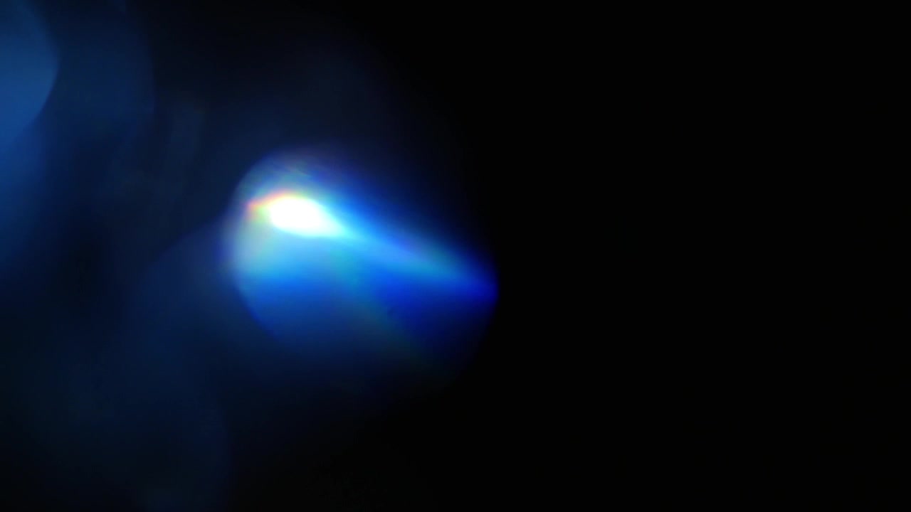 Perdite di luce blu astratte e bagliori dell'obiettivo su sfondo nero