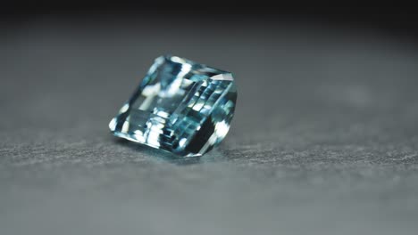 la piedra preciosa azul pulida gira y brilla