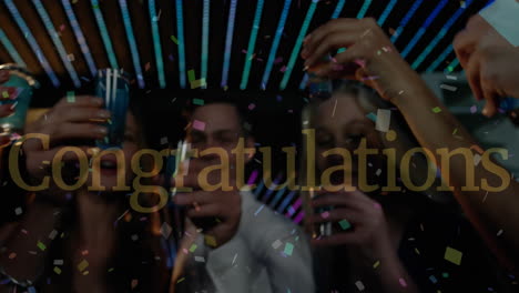 animación de texto de felicitación y confeti sobre amigos sonrientes haciendo tostadas