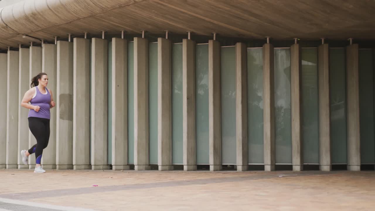 joven mujer caucásica corriendo