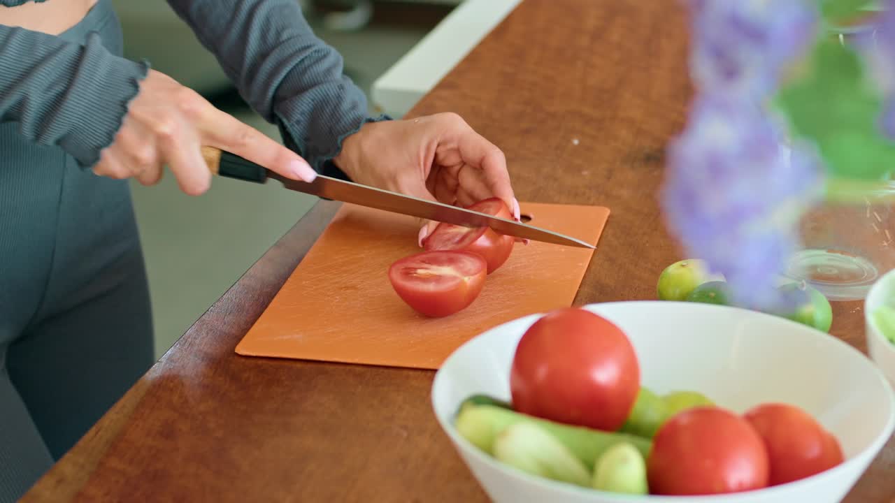 mujer cortando verduras en la cocina