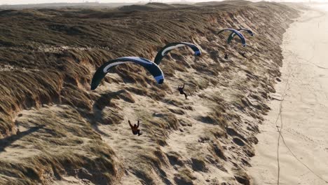 parapenteando sobre dunas de arena y playa