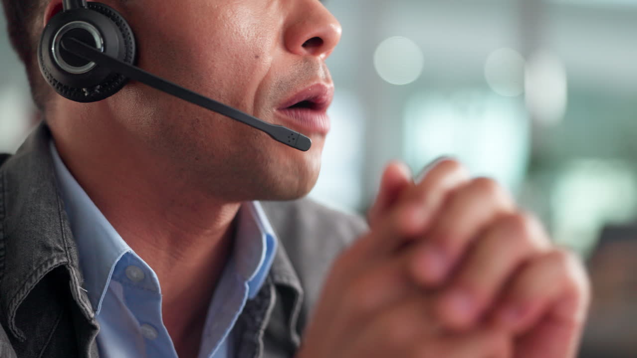 Un uomo d'affari al telefono.