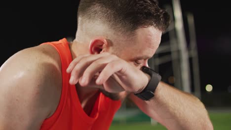 atleta caucásico cansado, sudando y sufriendo de agotamiento