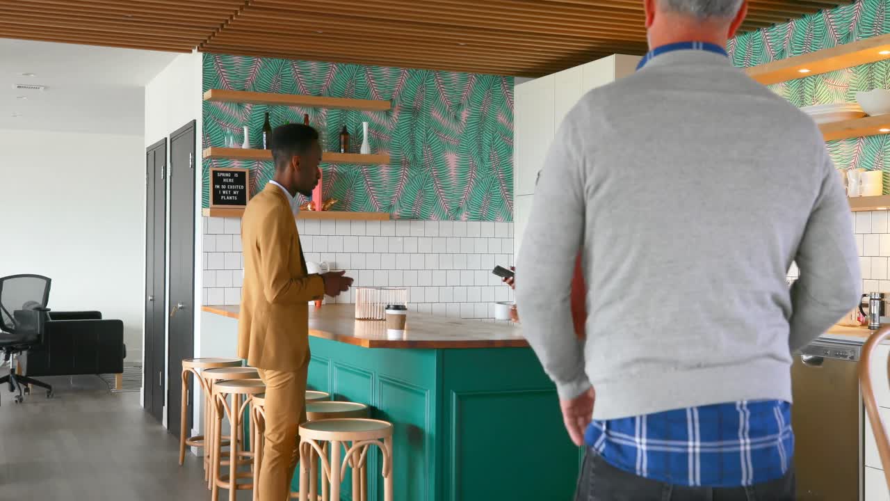 ejecutivos discutiendo sobre una tableta digital 4k