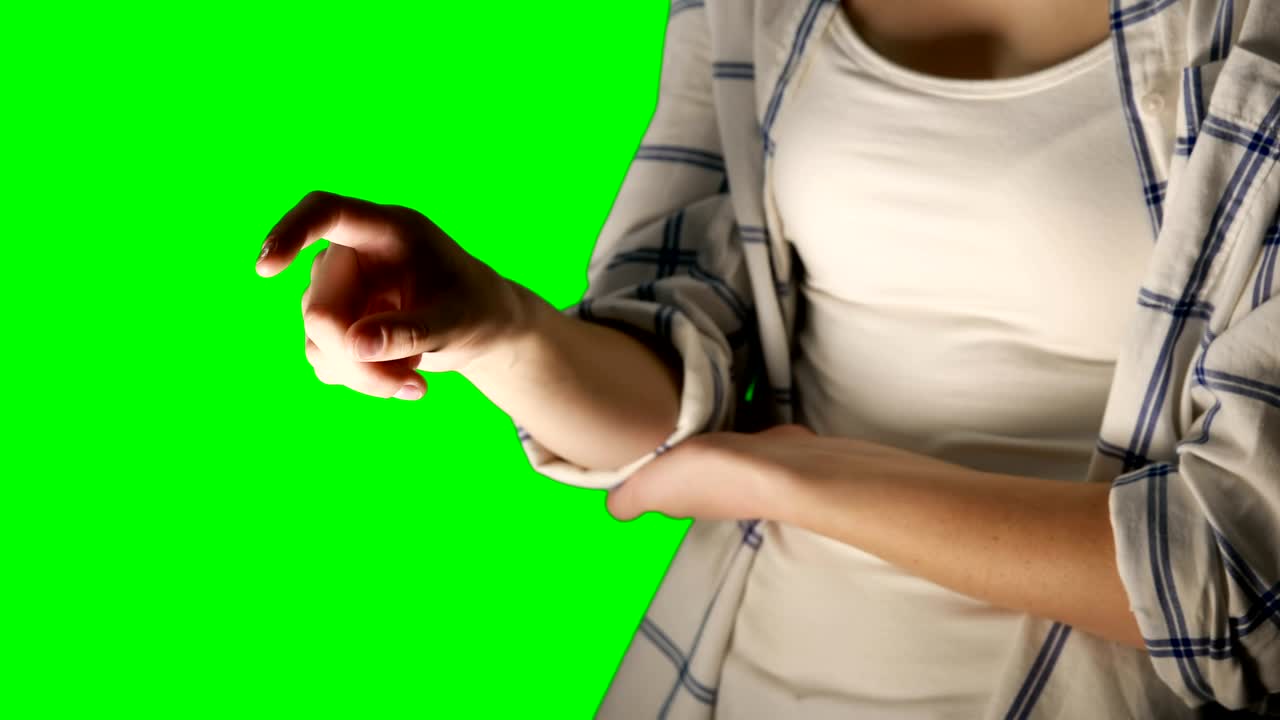 sección media de la mujer usando una pantalla invisible