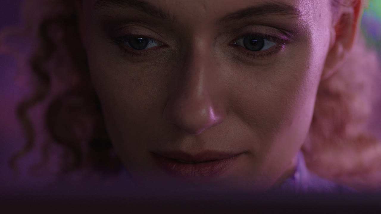 retrato de cerca de una mujer hermosa usando una tableta viendo una película por la noche mirando la pantalla disfrutando del entretenimiento