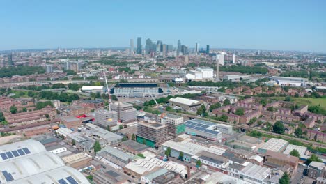 Kreisende-Drohnenaufnahme-Von-Canary-Wharf-Aus-Südlondon-An-Einem-Sonnigen-Tag