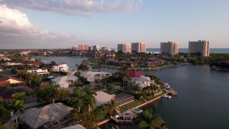 aérea sobre marco island flordia beach town ao pôr do sol-4