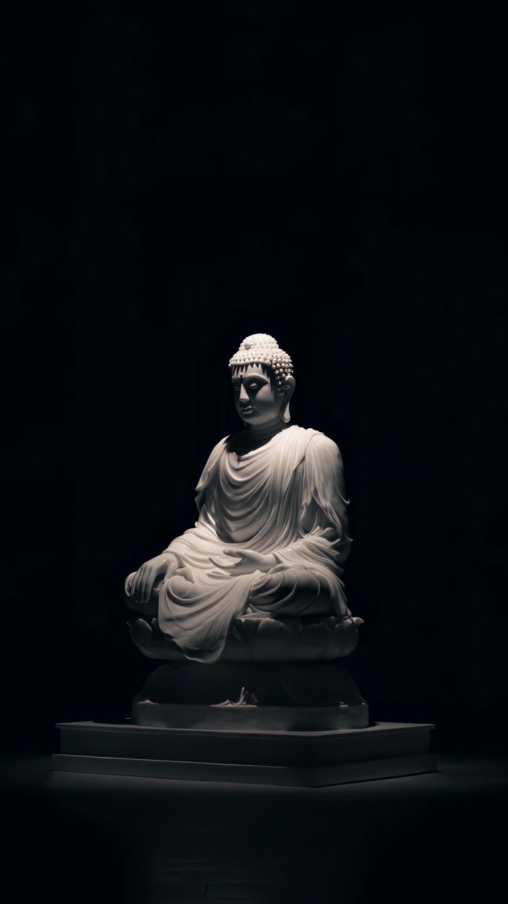 Statua di Buddha bianca rotante su piedistallo di loto su sfondo nero