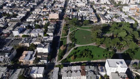 vista aérea del parque alamo square en san francisco, que muestra la exuberante vegetación y las icónicas casas victorianas