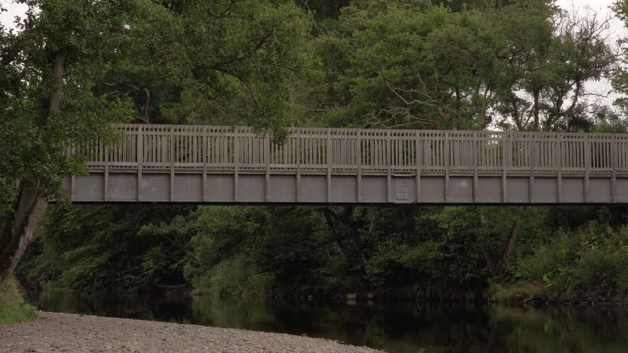 잔잔한 평화로운 강 위의 인도교