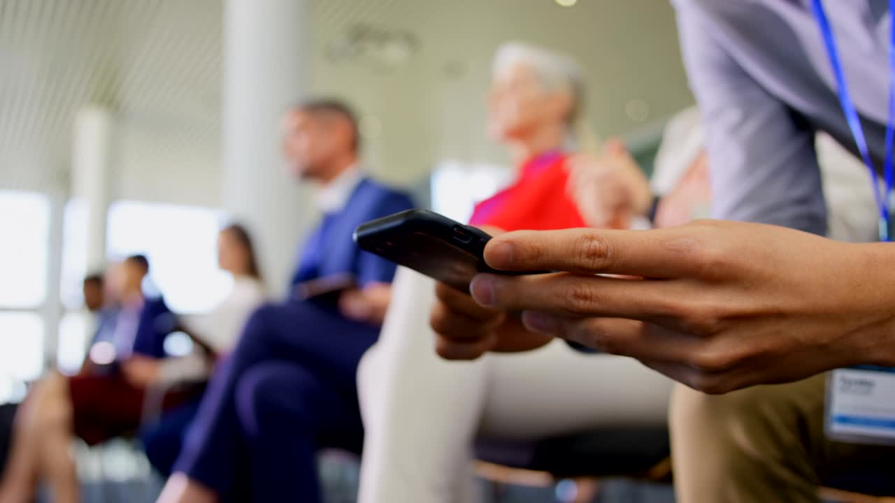 hombre de negocios usando teléfono móvil en el seminario de negocios 4k
