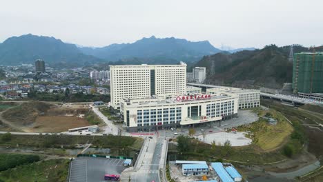 atención médica desde el cielo, vista desde un avión no tripulado del hospital popular de zhangjiajie