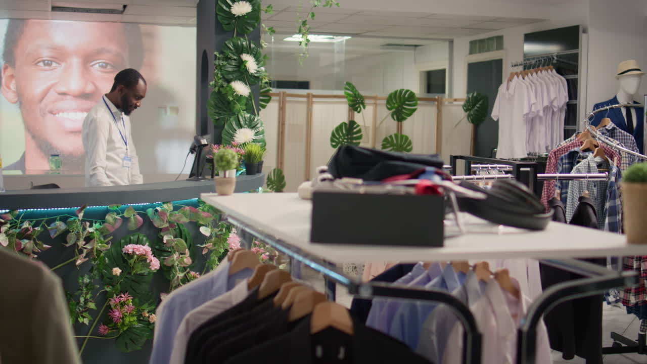 el hombre trabaja en una tienda de ropa de lujo.