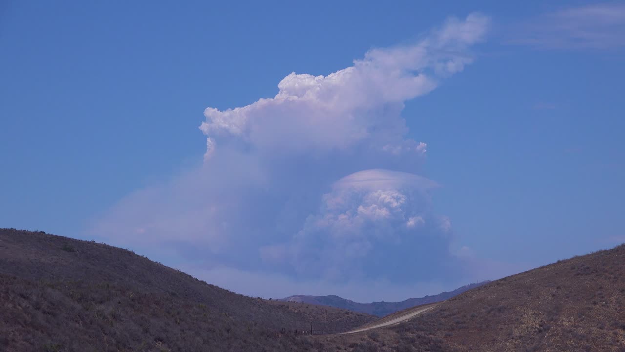 산불이 격노하면서 거대한 버섯구름에서 연기가 피어오르는 타임랩스 샷