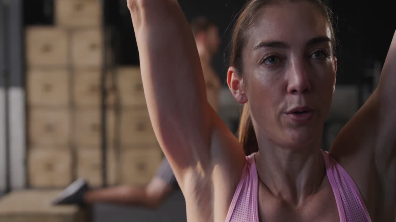 entrenamiento cruzado en un gimnasio