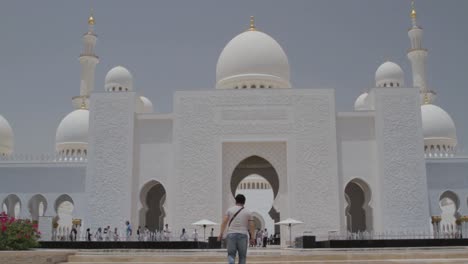 wide shot of the abu dhabi mosque