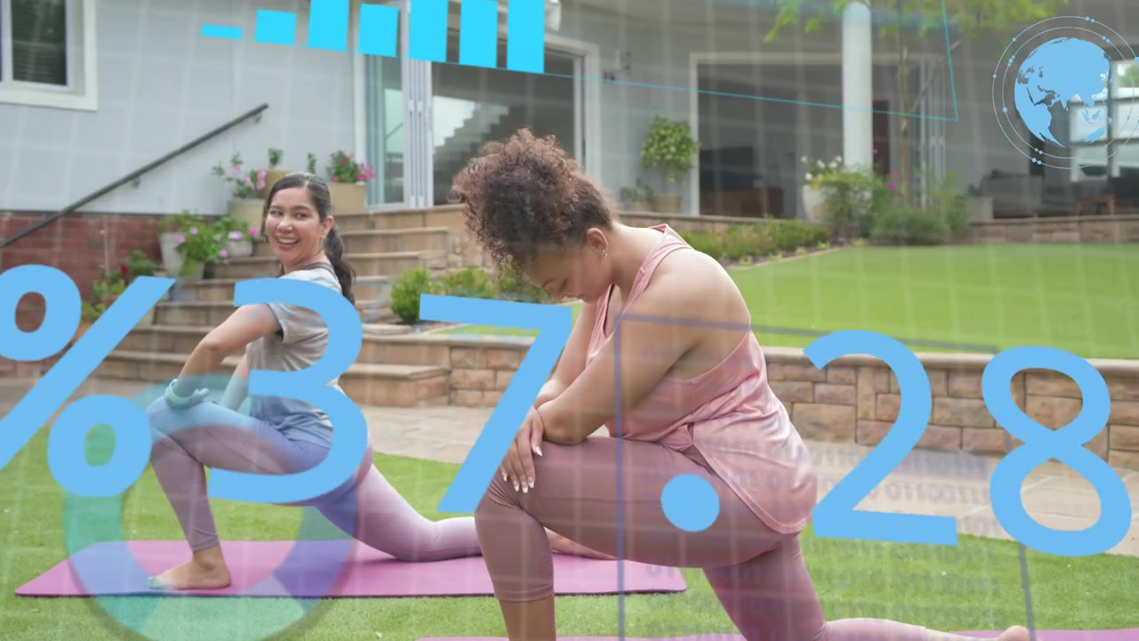 Due donne che eseguono affondi fitness su un prato, con grafici di analisi dati che appaiono e monitorano la postura.