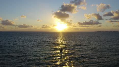 Espectacular-Amanecer-Amarillo-Dorado-Sobre-Boya,-Hermoso-Cielo-Azul