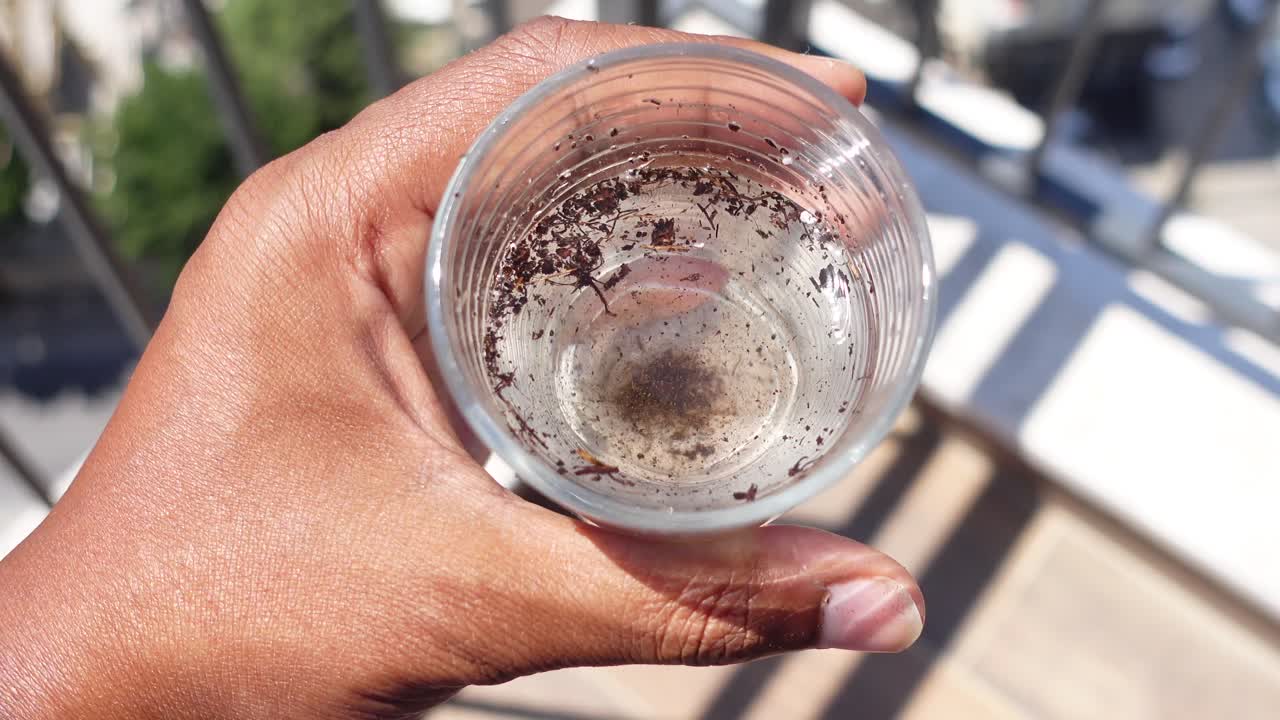agua contaminada en un vaso de vidrio