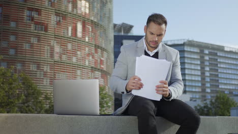 hombre de negocios trabajando con papeles al aire libre