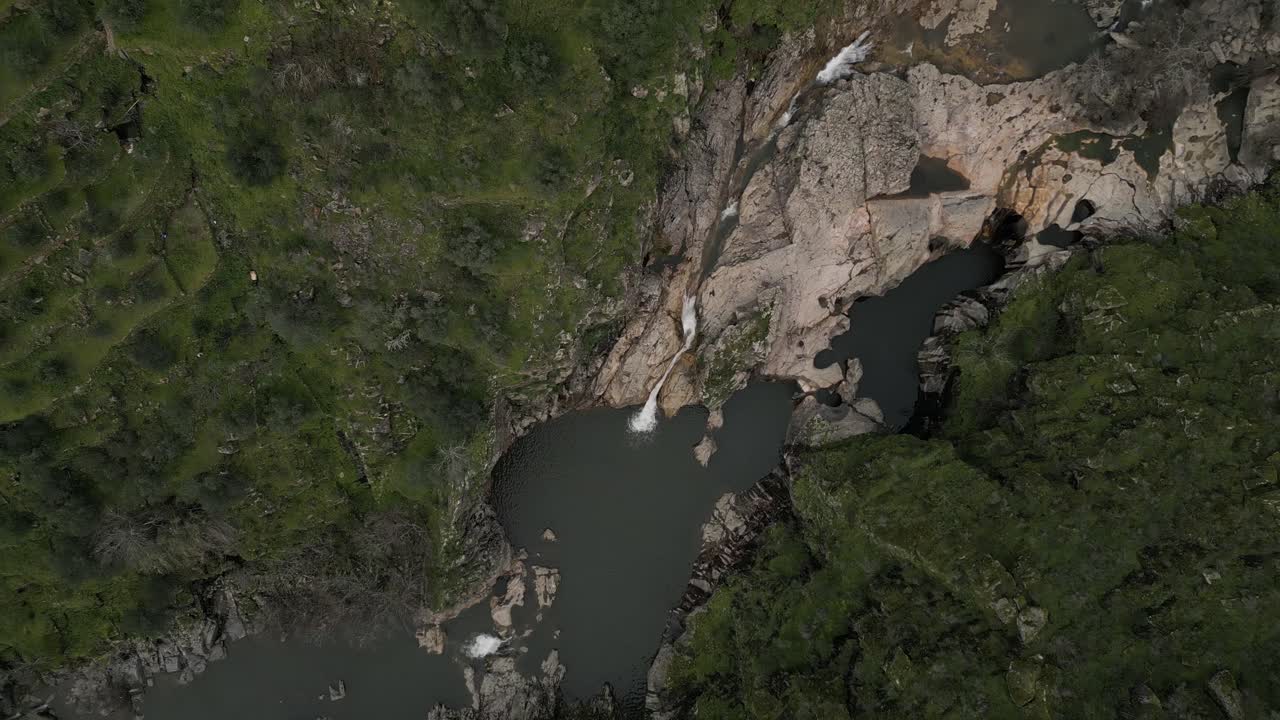 el escarpado río varosa por valdigem, lamego, portugal - aéreo